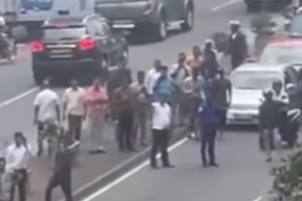 கொழும்பில் நடுவீதியில் பற்றி எரிந்த வாகனம் | Vehicle Catches Fire Near Colombo