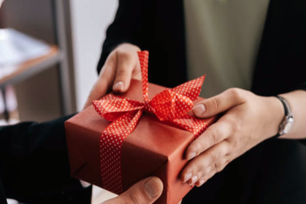 வாஸ்து சாஸ்திரம்: கடிகாரத்தை பரிசாக கொடுக்கலாமா? அவசியம் தெரிஞ்சுக்கோங்க | Vastu Tips Negative Effects Giving Watch As A Gift வாஸ்து சாஸ்திரம்: கடிகாரத்தை பரிசாக கொடுக்கலாமா? அவசியம் தெரிஞ்சுக்கோங்க | Vastu Tips Negative Effects Giving Watch As A Gift