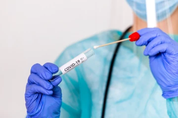 வெளிநாடு செல்வதற்காக யாழில் பீ.சி.ஆர் பரிசோதனை;  13  பேருக்கு கொரோனா