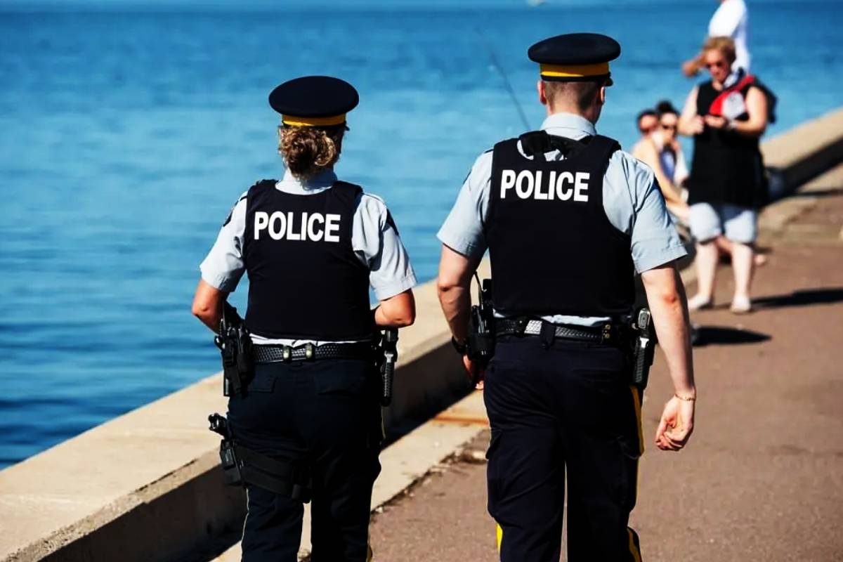 கனடாவில் அடுக்குமாடி குடியிருப்பில் இடம்பெற்ற கத்திகுத்து! | Fatal Stabbing In Etobicoke Toronto Apartment