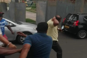 விரட்டி விரட்டி தாக்கப்பட்ட தேசபந்து தென்னக்கோன் (Video)