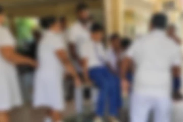 පාසලක්ම නොසන්සුන් කරමින් සිසුන් විස්සක් පමණ හදිසියේ රෝහල් ගත කරයි - හේතුව මෙන්න