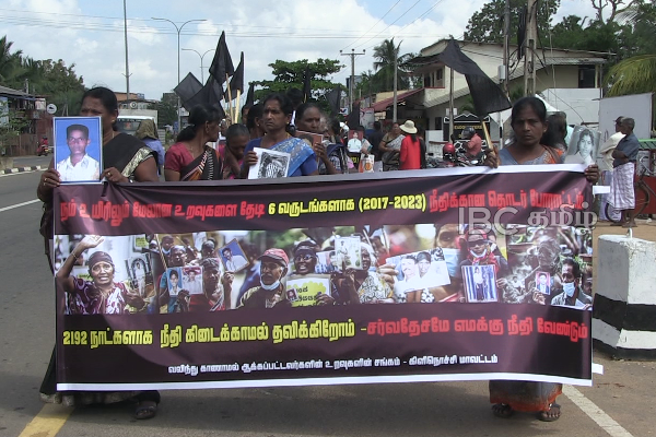 13 வருடங்கள் கடந்தும் ஆறாத வடு - ஆறு வருடங்களாகியும் கிடைக்காத நீதி! | Missing Persons Protest Kilinochchi Final War 13 வருடங்கள் கடந்தும் ஆறாத வடு - ஆறு வருடங்களாகியும் கிடைக்காத நீதி! | Missing Persons Protest Kilinochchi Final War
