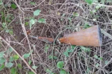 காட்டுப்பகுதியில் மறைத்து வைக்கப்பட்டிருந்த துப்பாக்கி மீட்பு