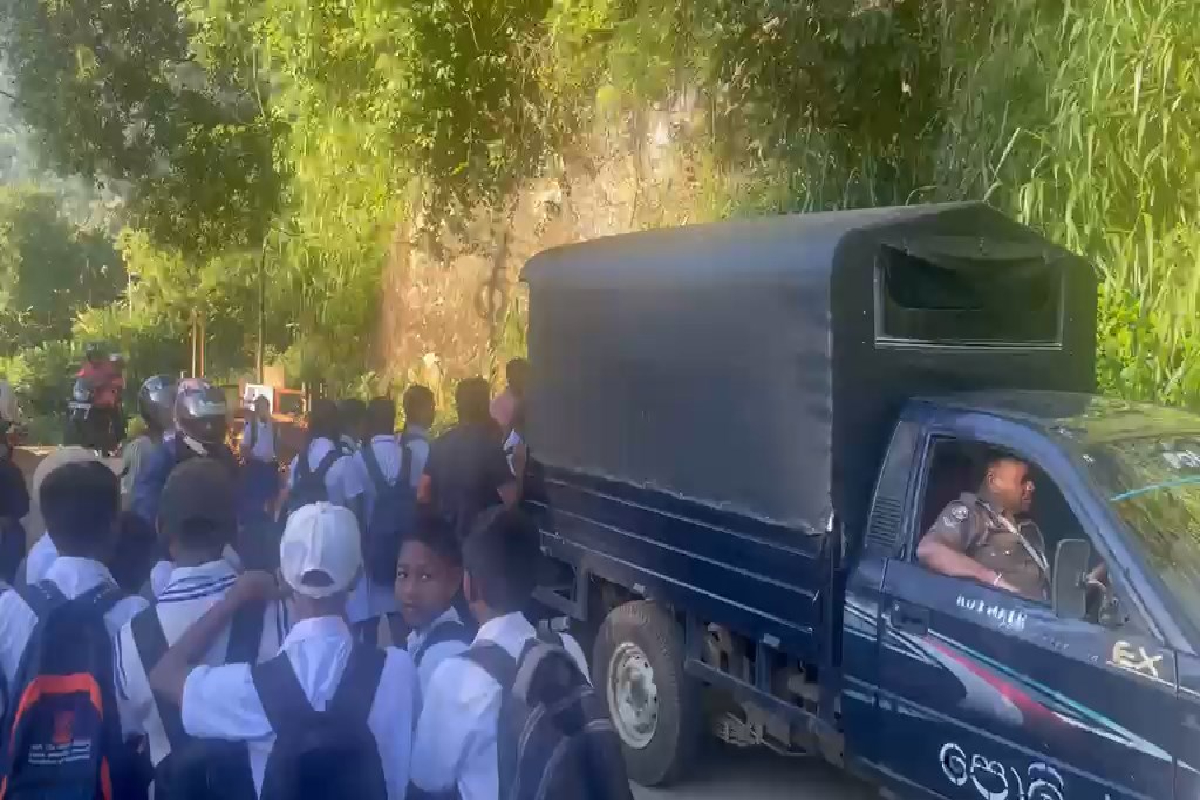 பொலிஸ் வாகனங்களில் பாடசாலைக்குச் சென்ற மாணவர்களும் ஆசிரியர்களும்! | Students Went To School In Police Vehicles