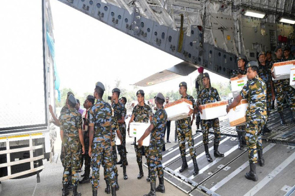 மனிதாபிமான உதவிகளுடன் மற்றுமொரு இந்திய விமானம் கட்டுநாயக்காவில் தரையிறங்கியது 2 Gallery