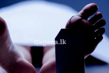 පෙරළී ගිය ධීවර යාත්‍රාවක් නිසා ජිවිතයක් අහිමි වෙයි.