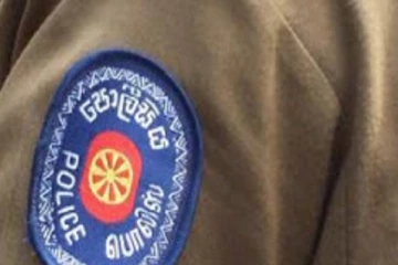 பரபரப்பை ஏற்படுத்திய சம்பவம் - பொலிஸ் அதிகாரியை பிடித்து கட்டிவைத்த பொதுமக்கள்