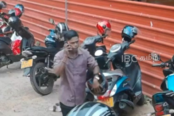 யாழ். மக்களே அவதானம் - நாவலர் வீதி பாபா ஆலயத்தில் நின்ற மோட்டார் சைக்கிளில் நூதன திருட்டு | Theft At The Jaffna Navalar Road Baba Temple Cctv
