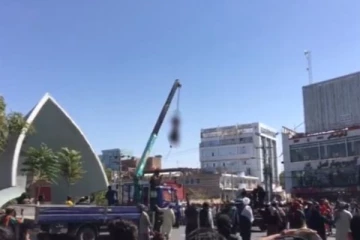 உடலை கிரேனில் தொங்கவிட்டு .. தாலிபன்களின் கொடூரத் தண்டனை