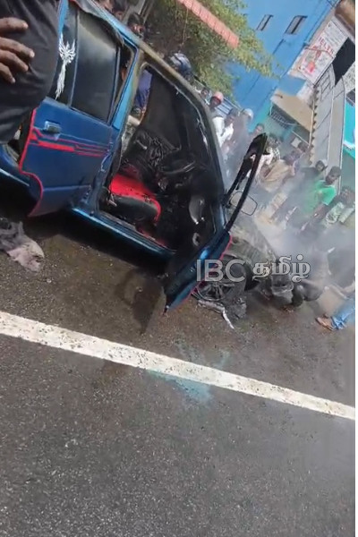 கிளிநொச்சியில் நடுவீதியில் திடீரென பற்றி எரிந்த கார்! | Car Catches Fire On A9 Road In Kilinochchi