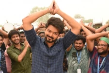 கண் தெரியாத தனது மகனுடன் மாஸ்டர் படம் பார்க்க வந்த வயதான பாட்டி.. மிகவும் கண்கலங்க வைக்கும் வீடியோ..