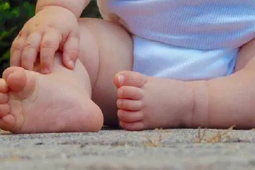 2 வயது மகனை   விற்று சுற்றுலா சென்ற தம்பதி?