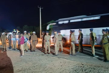 மக்கள் எதிர்ப்புக்கு மத்தியில் கடும் பாதுகாப்புடன் மன்னாருக்கு சென்ற பாரிய வாகனங்கள்