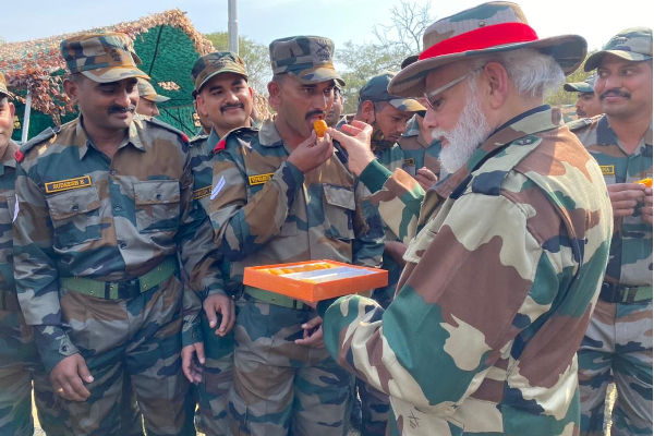 உங்களால் தான் மக்கள் நிம்மதியாக தூங்குகின்றனர் - ராணுவ வீரர்கள் மத்தியில் பிரதமர் மோடி பேச்சு | Modi Celebrating Diwali With The Jawans