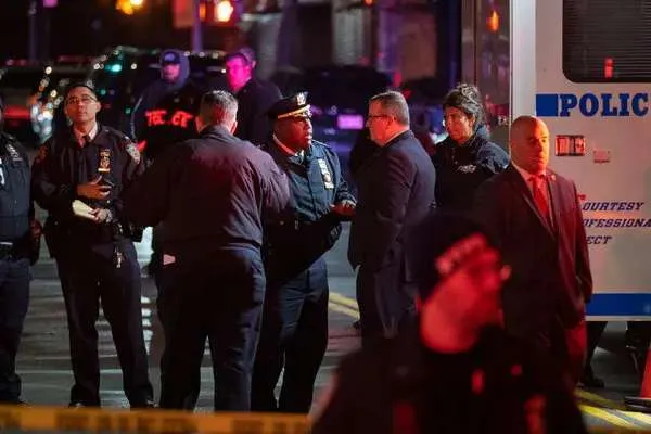 அமெரிக்க உணவகத்தில் துப்பாக்கிச்சூடு ; மூவர் பலி | Shooting At Us Restaurant Three People Killed