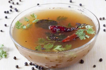 அன்றாடம் நாம் உண்ணும் உணவில் ரசம் சேர்ப்பதால் கிடைக்கும் நன்மைகள்! ஆனா இவங்க மட்டும் சாப்பிடக்கூடாதாம்