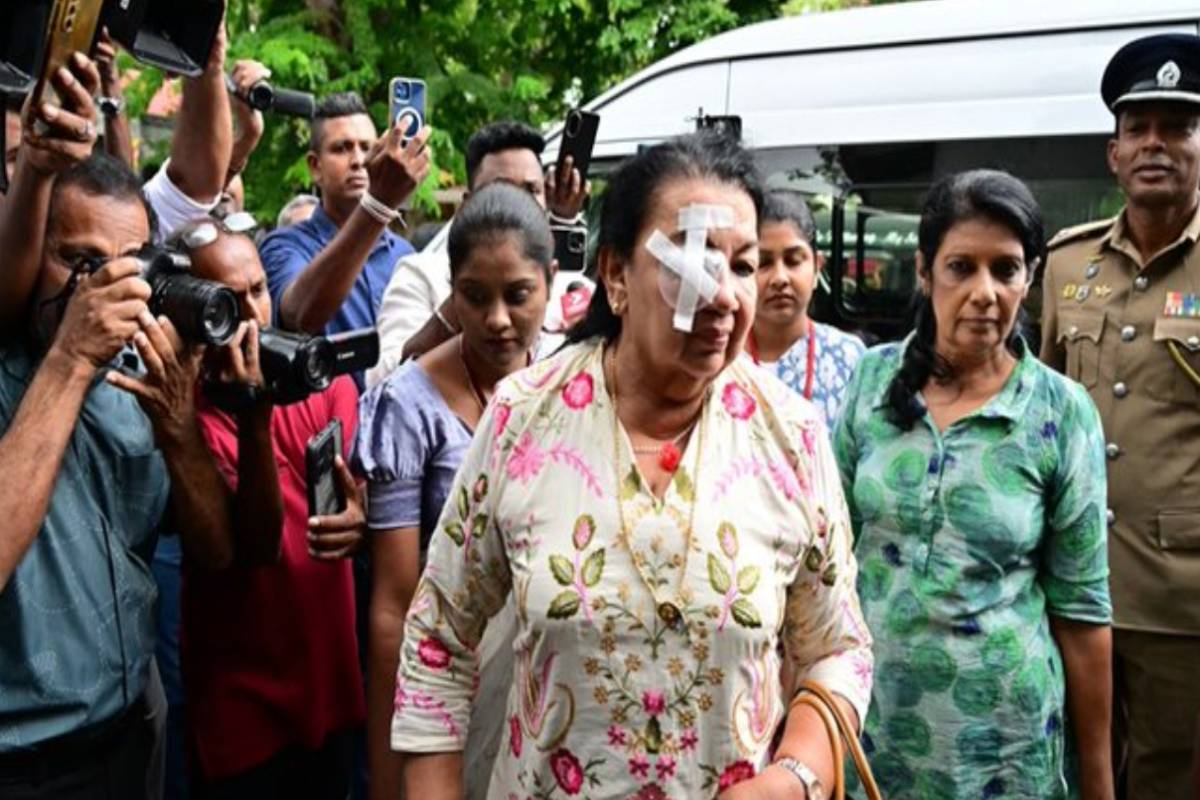 உயிராபத்தான நிலையில் ஷிரந்தி: நலத்துடன் வீடு சென்ற மகிந்த.. நாமலுக்கு பிணை கோரி நீதிமன்றில் வாதம் | Shiranthi Rajapaksa In Critical Condition உயிராபத்தான நிலையில் ஷிரந்தி: நலத்துடன் வீடு சென்ற மகிந்த.. நாமலுக்கு பிணை கோரி நீதிமன்றில் வாதம் | Shiranthi Rajapaksa In Critical Condition