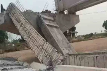 இந்தியாவில் திடீரென இடிந்து விழுந்த பாலம்