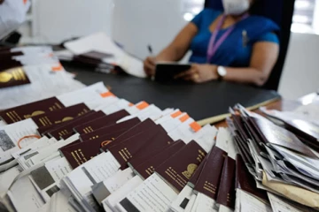 விரைவாக கடவுச்சிட்டை பெற்றுக்கொடுக்க 6000 ரூபா வாங்கிய clark