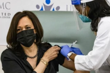 கொரோனா தடுப்பூசியை செலுத்திக் கொண்டார் அமெரிக்க துணை அதிபர் கமலா ஹாரிஸ்!