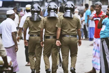 இளைஞரிடம் தமது கைவரிசையை காட்டிய காவல்துறையினர்! பறிபோன தங்க சங்கிலி