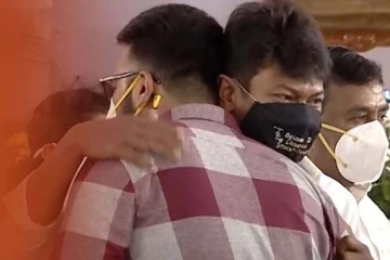 பதவி ஏற்பு நிகழ்வில் நடந்த நெகிழ்ச்சி சம்பவம்... தம்பியை கட்டியணைத்து வரவேற்ற உதயநிதி