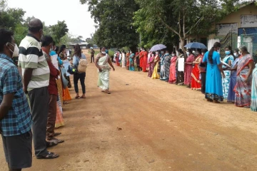 வவுனியாவில் பாடசாலை ஒன்றின் முன்பாக பெற்றோர்கள் ஆர்ப்பாட்டம்  (Photos)