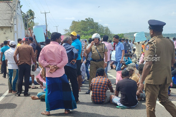 திருகோணமலையில் கடற்றொழிலாளர்கள் வீதியை மறித்து போராட்டம் (Photos) | Trincomalee Fishermen Continue Protests
