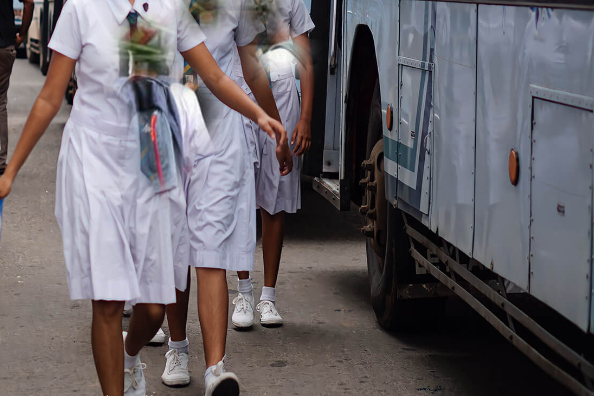 தனியார் பேருந்தில் முகம் சுழிக்க வைக்கும் செயல்; இளைஞனுடன் பிடிபட்ட மாணவி! | Reprehensible Act Bus Schoolgirl And Boyfriend