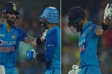 நீயே பேட்டிங் ஆடு! கடைசி ஓவரில் தினேஷ் கார்த்திக்கை நோக்கி கோலி காட்டிய சைகை... வைரல் வீடியோ