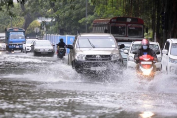 கொழும்பில் அதிகாலை முதல் அடைமழை - போக்குவரத்து நடவடிக்கைகள் பாதிப்பு