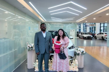 தமிழ்நாட்டு இளைஞருக்கு BMW கார் பரிசளித்த சீனத் தோழி