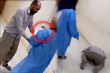 பிறந்த குழந்தையை கையில் வாங்கிய தந்தை! அடுத்த நொடியே செய்த காரியம்: கலங்க வைக்கும் காட்சி