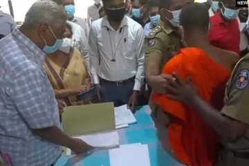 චමල්ට විශාල පිරිසක් මැද තරුණ භික්‍ෂුවකගෙන් දැඩි විරෝධයක්.තත්ත්වය පාලනයට පොලිසියත් එයි.(VIDEO)