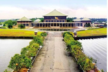 මෙරට පාර්ලිමේන්තුවේ සුවිශේෂතම දිනය අදයි..පාසල් ළමුන්ට සහ දැනුම සොයන අයට අතිශය වැදගත්.(PHOTOS)
