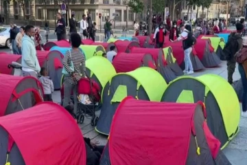 அகதிகளுக்கு ஆதரவாக  பிரான்ஸில் நூதன போராட்டம்