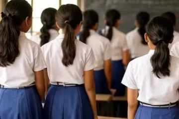 80 மாணவிகளை சட்டை இல்லாமல் வீட்டிற்கு அனுப்பிய பள்ளி முதல்வர் - அதிர்ந்த பெற்றோர்