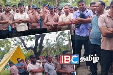 புல்மோட்டை பகுதியில் கவனயீர்ப்பு போராட்டத்தில் ஈடுபட்ட கனிய மணல் ஊழியர்கள்!