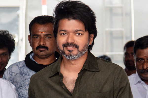 நடிகர் விஜய் வீட்டின் வாசலில் கண்ணீர்விட்டு அழுத பெண்.. காரணம் என்ன | Fan Request To Vijay