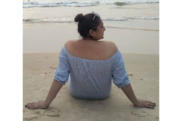 தெய்வமகள் அண்ணியாரா இது?  குட்டை ஆடையில் எப்படி இருக்கின்றார் தெரியுமா? ஷாக்கான ரசிகர்கள் | Rekha Krishnappa Deivamagal Anniyar Gayathri