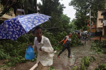 මුම්බායි නගරය කම්පා කල ඛේදවාචකයක් - නිවසක් කඩා වැටී ළමුන් 4ක් ඇතුළු 6 දෙනෙක් ජීවිතක්ෂයට