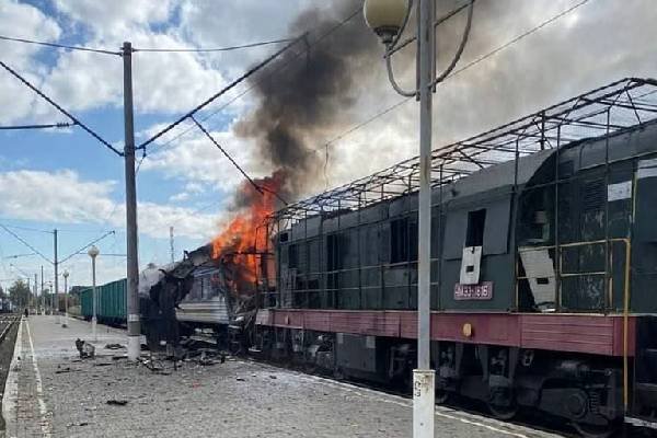 உக்ரைனில் ரயில் மீது ரஷியா ட்ரோன் தாக்குதல் ; 30க்கும் மேற்பட்டோர் காயம் | Russian Drone Attack On Train Ukraine 30 Injured