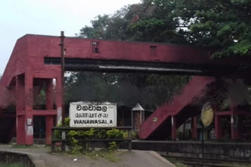 දුම්රිය හරස් මාර්ගයක දී මාරක රිය අනතුරක්..පුද්ගලයෙක් මරුට.UPDATE- (VIDEO)