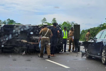 இரும்பு கம்பிகள் மீது பாய்ந்த வேன் ; ஐவர் படுகாயம்