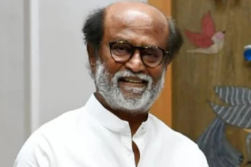 ரஜினிக்கு முத்தம் கொடுத்த முன்னணி நடிகர்.. இதுவரை பலரும் பார்த்திராத அறிய புகைப்படம்