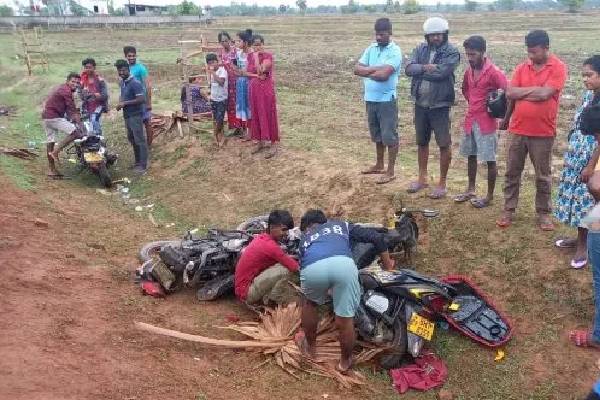 மட்டக்களப்பில் எரிபொருள் வரிசையில் நிறுத்தப்பட்டிருந்த  வாகனங்களுக்கு ஏற்பட்டநிலை! | Vehicles Waiting In Line In Batticaloa