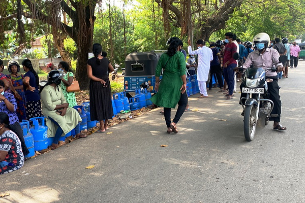 நாட்டின் பல்வேறு பகுதியில் எரிபொருளுக்காக நீண்ட வரிசையில் நின்ற மக்கள் | Standing In Long Queues For Fuel In Different