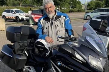 வெளிநாட்டில் பைக் டூர் செல்ல அஜித் ஓட்டும் பைக் அனைத்தும் இவருடையது தானா?- யார் அவர் தெரியுமா?