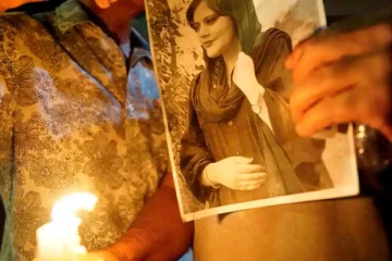 ஈரானில் வலுக்கும் ஹிஜாப் போராட்டம்: அரசுக்கு எதிராக துணிந்த எண்ணெய் சுத்திகரிப்பு ஆலை தொழிலாளர்கள்